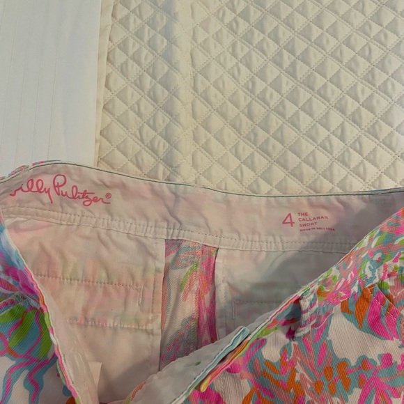 Lilly Pulitzer 5” Callahan Shorts size 4 like new. Beautiful bright Lilly colors - Picture 5 of 7